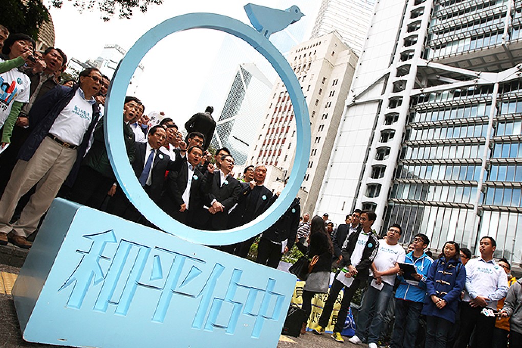 Members of the Democratic Party gather to take an oath to join the Occupy Central campaign at Statue Square. Photo: Nora Tam