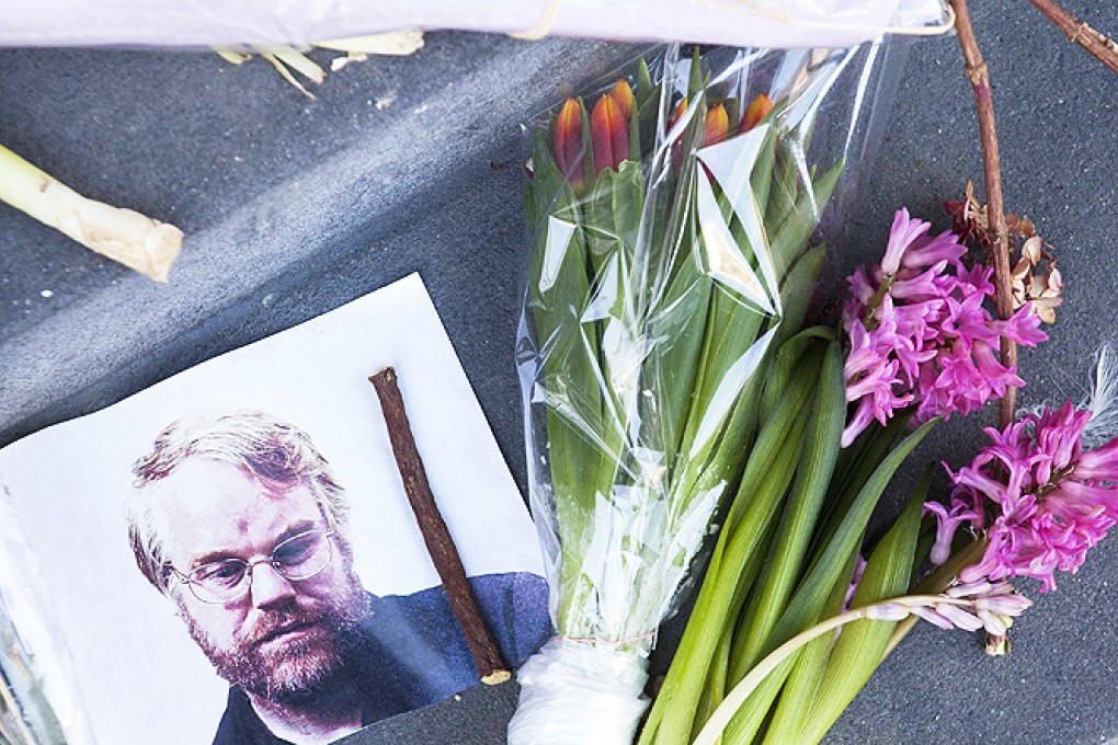 A photo of actor Phillip Seymour Hoffman sits on a makeshift memorial in front of his apartment building in the Manhattan borough of New York. Photo: Reuters