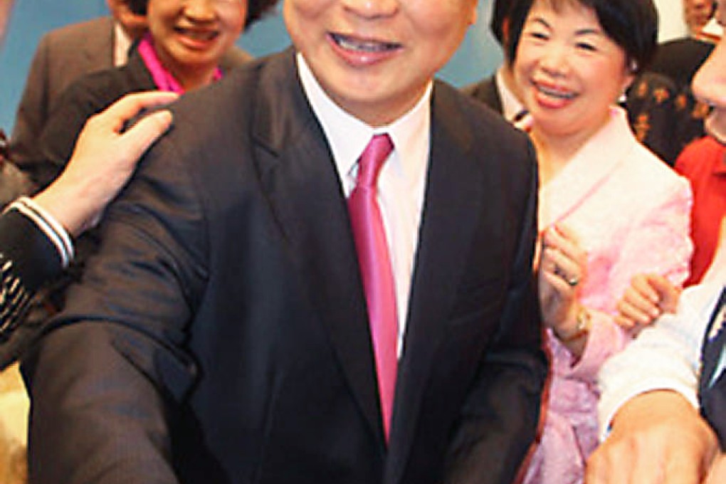 Jason Hu announces his bid for Taichung mayor. Photo: CNA