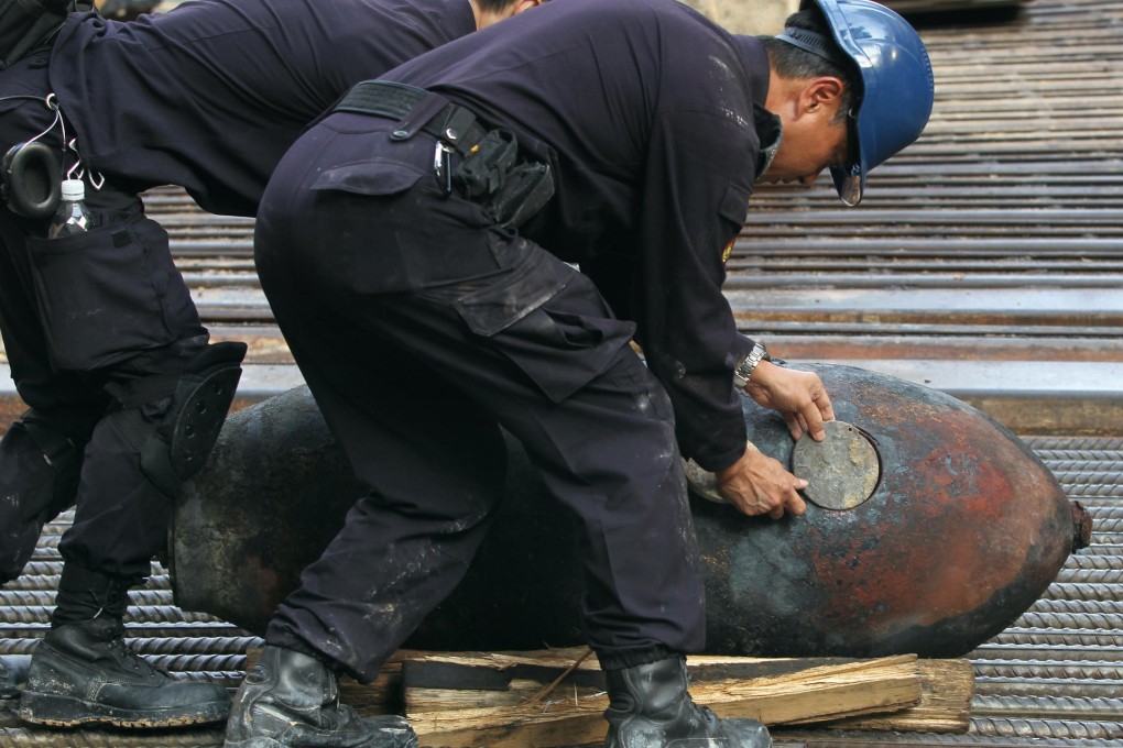 A police bomb disposal team finishes defusing a wartime bomb at a hotel construction site in Hau Tak Lane in Happy Valley. Photo: Sam Tsang