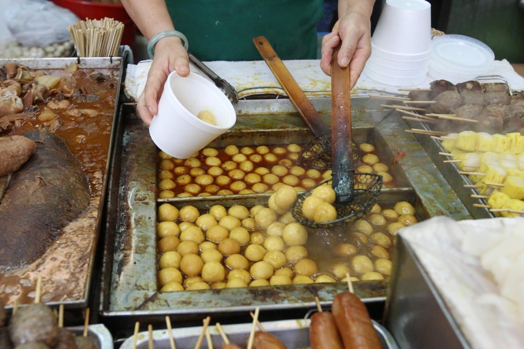 The bulk fishball sales at this Mong Kok stall are failing to impress snack hunters. Photo: Edward Wong