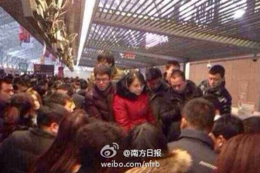 Chaotic scenes at Henan's Xinzheng International Airport on Thursday. Photo: Screenshot via Weibo