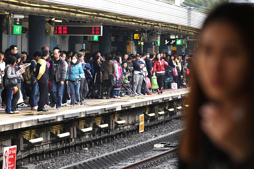 Passengers crowd the platform at Kowloon Tong amid yesterday afternoon's disruption on the East Rail Line. Photo: Nora Tam