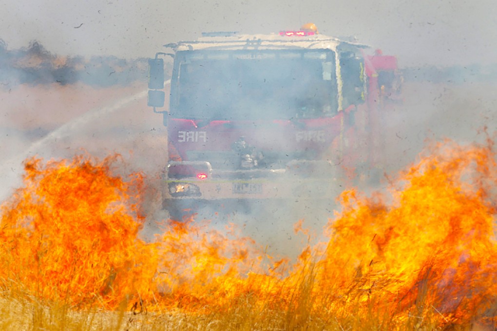 Australian Country Fire Authority battles a fast moving grass fire close to homes in the Melbourne northern suburb Craigieburn, Victoria. Photo: EPA