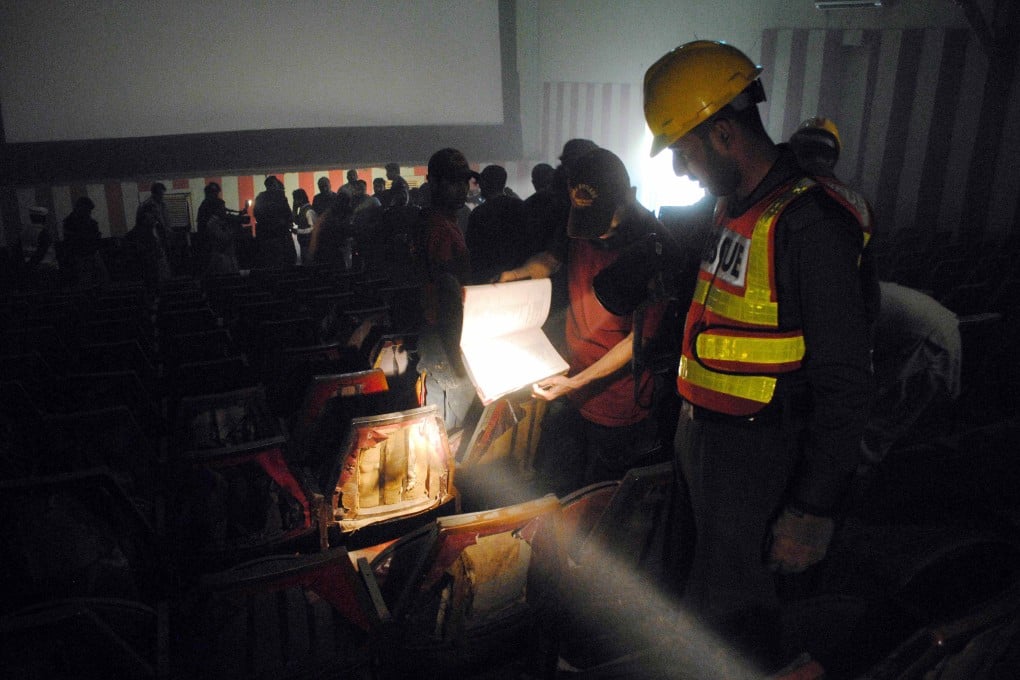 Pakistani rescuers work at the blast site in Peshawar. Photo: Xinhua