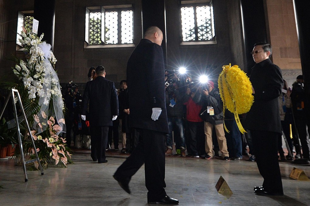 Taiwan envoy Wang Yu-chi holds a wreath at the Sun Yat-sen Mausoleum in Nanjing. Photo: AFP