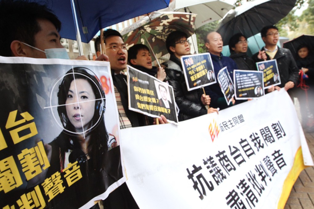 Protesters pushed for an explanation of Li Wei-ling's sacking at Commercial Radio Building in Kowloon Tong. Photo: Sam Tsang