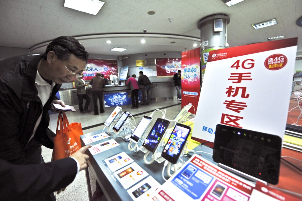 Shipments of smartphones on the mainland fell 4.3 per cent quarter on quarter to 90.8 million from 94.8 million units, according to data firm IDC. Photo: Xinhua