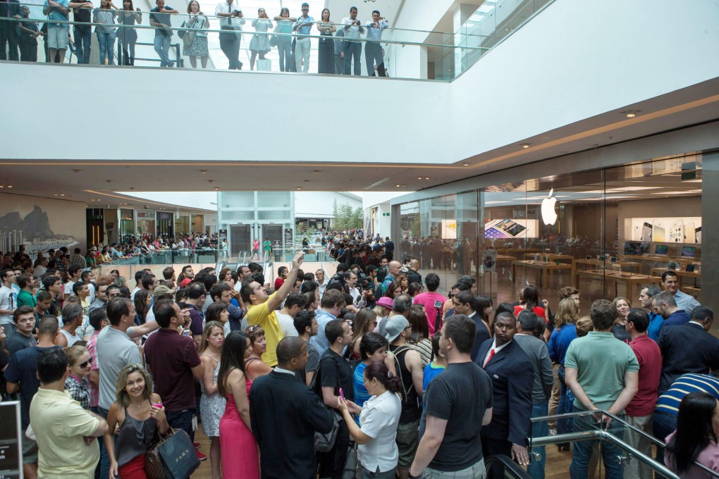 Customers wait outside the first Apple store to open in Brazil, and the whole of South America. It is close to the headquarters of the 2016 Olympics. Photo: Xinhua