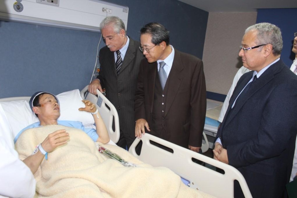 Egyptian and South Korean officials visit a Korean tourist who was injured in the bus blast in which four people were killed.Photo: AP