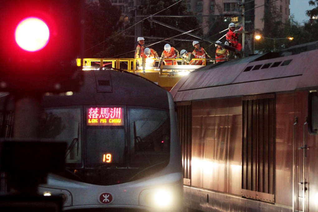 MTR staff carry out repairs at Fanling station last night after the insulator failure. Photo: Thomas Yau