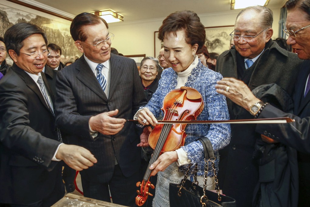Lien Chan and his wife on tour in Beijing yesterday. Photo: CNS