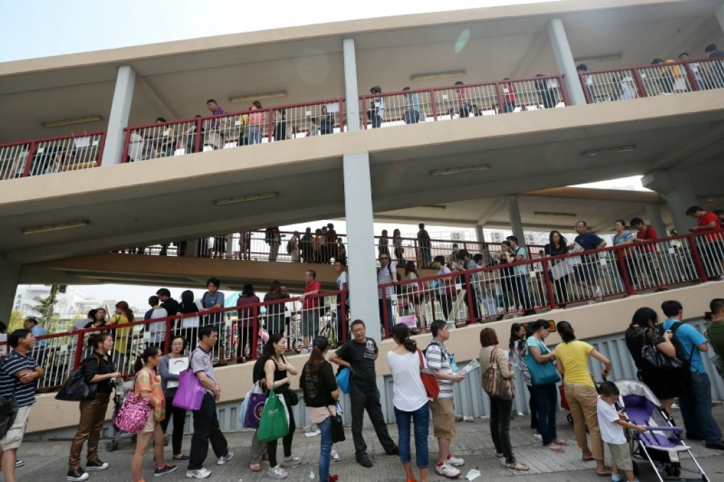 Parents queue for application forms outside a Sheung Shui kindergarten. The forms would be available online with the new system. Photo: Sam Tsang