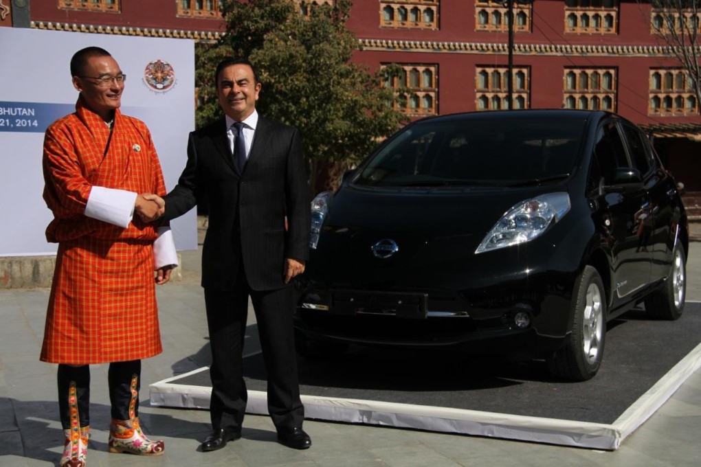 Tshering Tobgay greets Nissan head Carlos Ghosn. Photo: AP