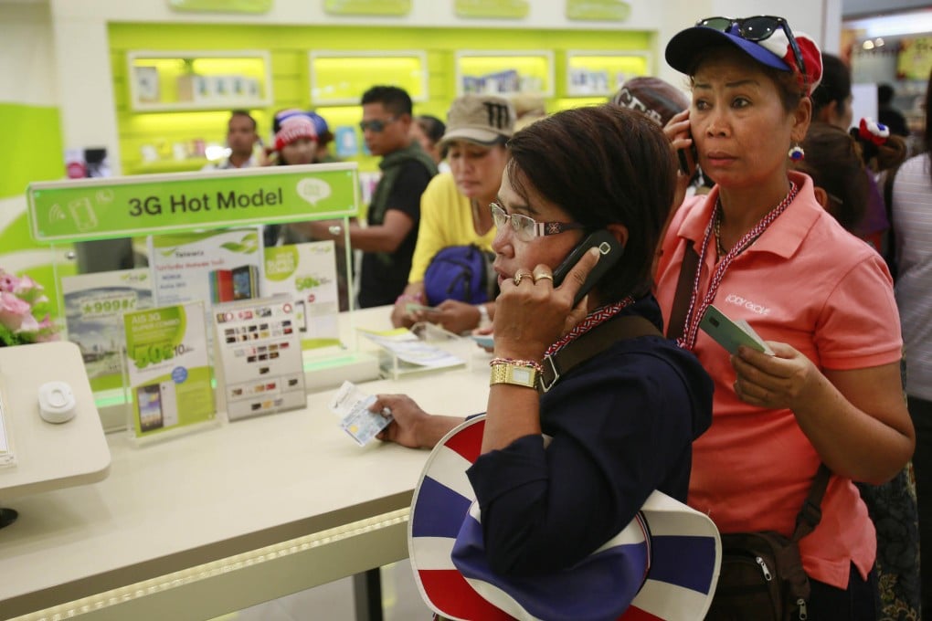 Protesters line up to cancel phone contracts. Photo: AP