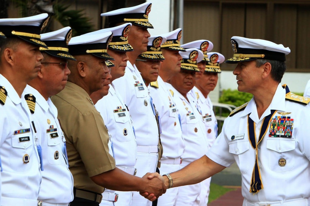 US Pacific Fleet Admiral Harry Harris is greeted by senior Philippines naval officers during his visit to Manila yesterday. Photo: Xinhua