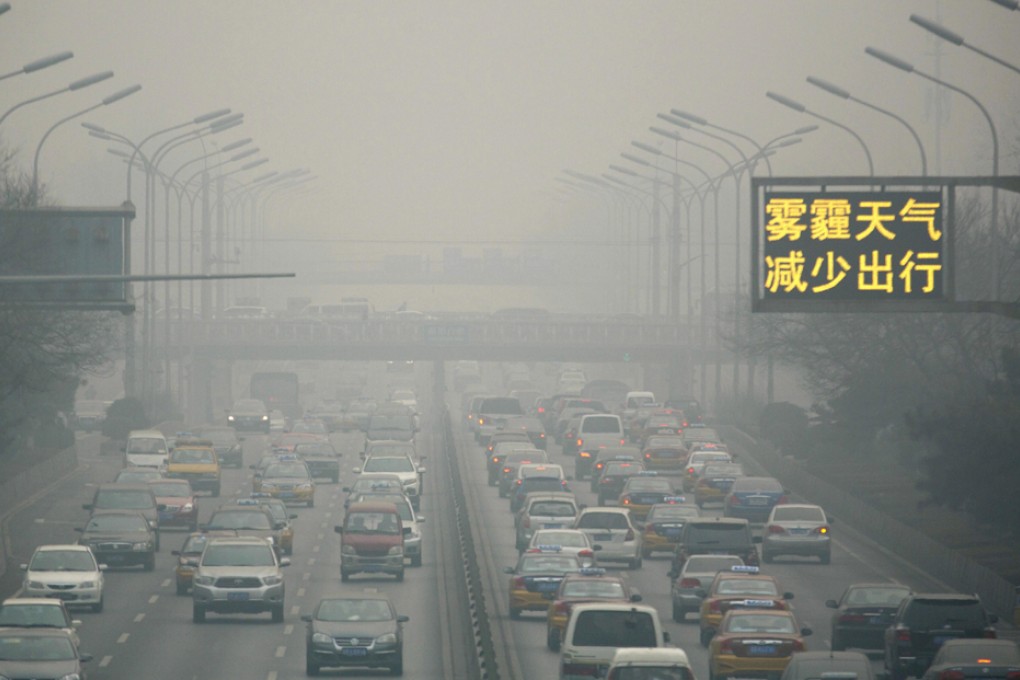 Vehicles clog a main highway during severe pollution in Beijing. Photo: AP
