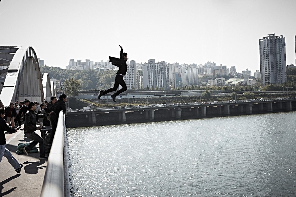 Gong Yoo leaping off a bridge in The Suspect.