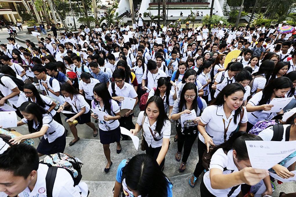 Filipino college students take part in an attempt to break the Guinness World Records for having the most number of organ donors sign up held at the Polytechnic University of the Philippines, Manila, Philippines, on Friday. Photo: EPA