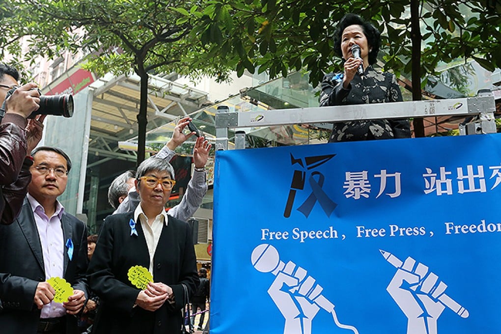 Former legislator Lee Wing-tat (left), Margaret Ng Ngoi-yee and former chief secretary Anson Chan Fang On-sang (right) join the anti-violence signature campaign launched in wake of Kevin Lau's attack in Causeway Bay. Photo: K.Y Cheng