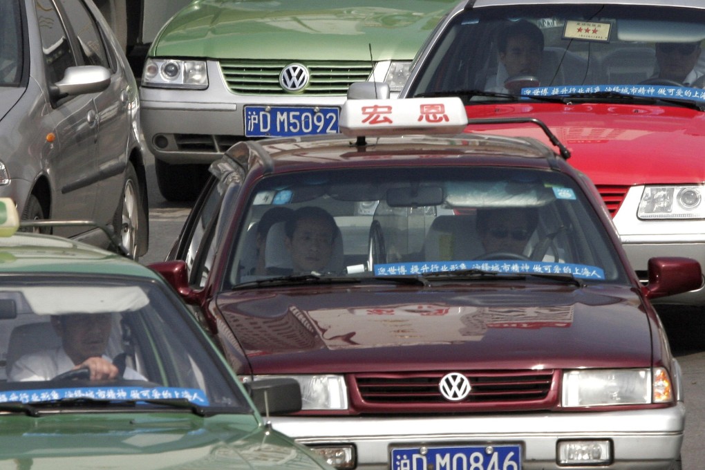 Shanghai's municipal government issued an order forbidding taxi drivers from accepting reservations through booking apps during rush hours.