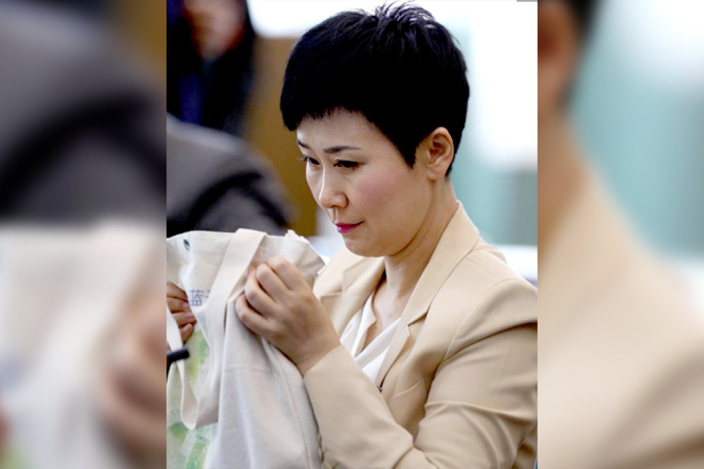 Li was photographed carrying a cloth bag to a CPPCC session. Photo: Weibo screenshot