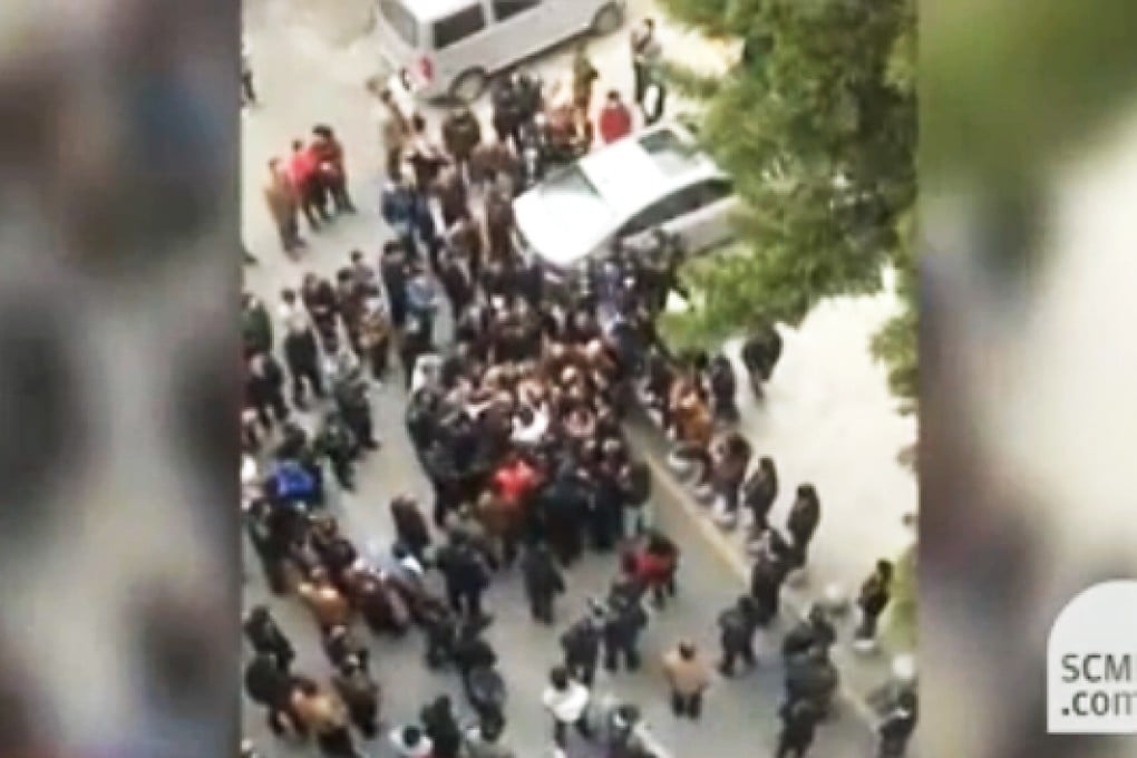 Screen grab of a Sina.com video of the confrontation outside the hospital in Chaozhou. Photo: SCMP Pictures