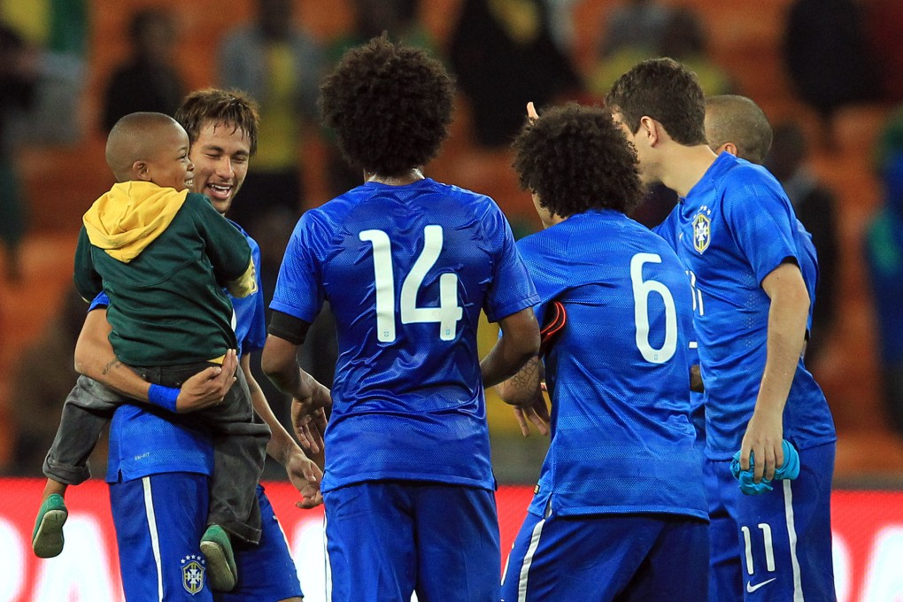 Neymar brings the boy to meet his teammates. Photo: AP