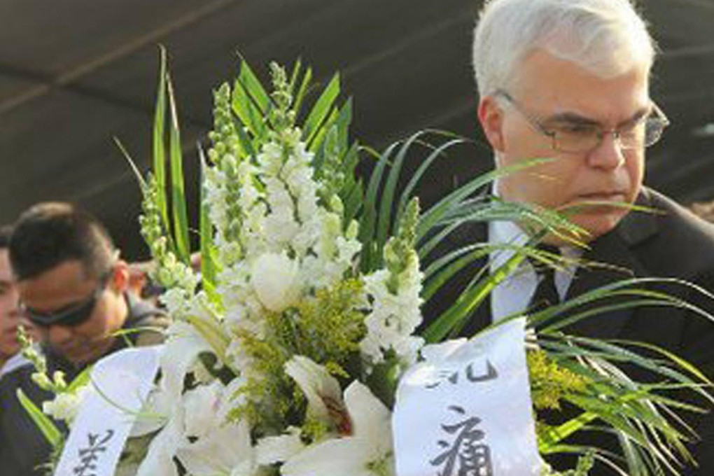 Peter Haymond, the American envoy in Chengdu, lays a wreath at the station where the killing began last Saturday. Photo: SCMP