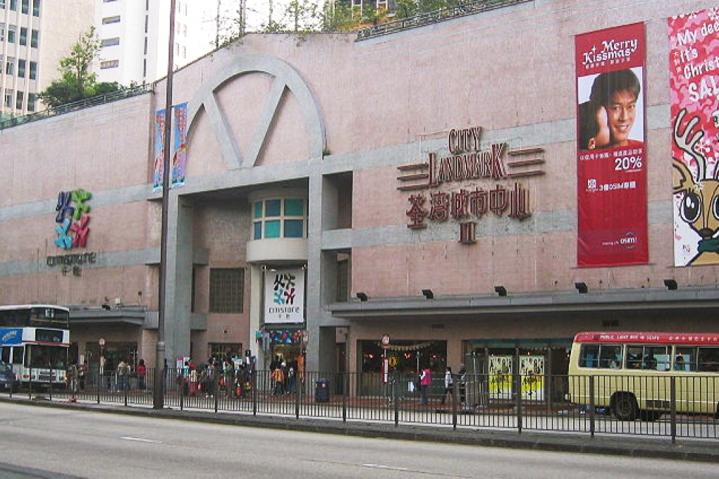 The smash-and-grab took place at a first-floor shop at the City Landmark on Chun On Street in Tsuen Wan. Photo: SCMP Pictures
