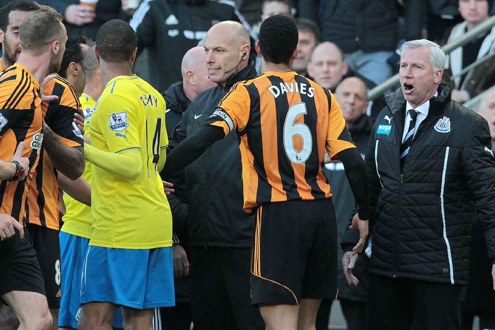 Newcastle United's English manager Alan Pardew (right) gestures towards Hull City players after headbutting Dave Meyler. Photo: AFP