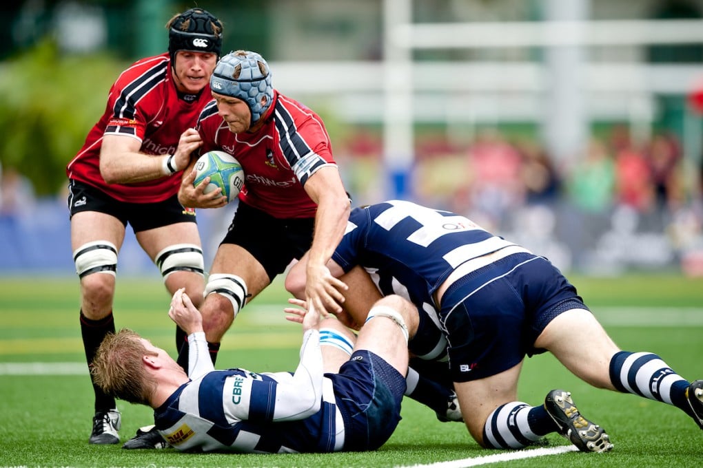 Valley coach and flanker Nick Hewson struggles to break free from the HKFC defence. Photo: HKRFU