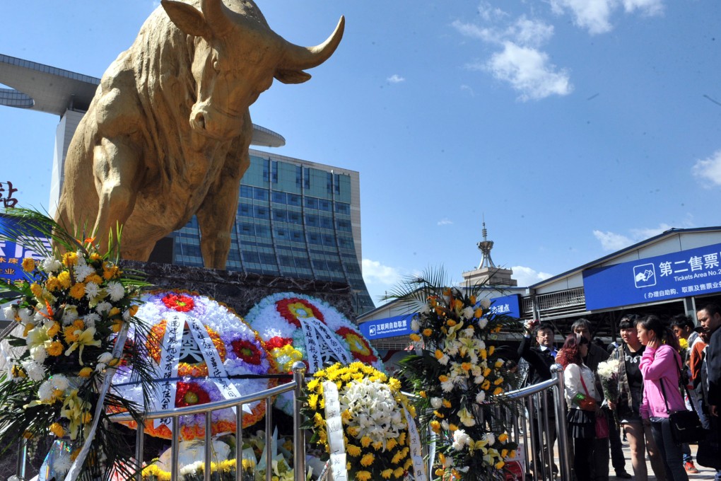 Citizens convey condolences to the victims of the terrorist attack at the square of Kunming Railway Station in Kunming this week. Photo: Xinhua