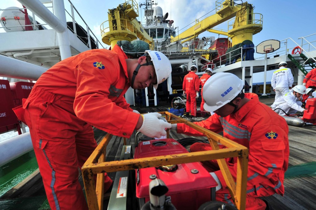 Rescue teams prepare to enter the search zone to look for signs of missing Malaysia Airlines flight 370. Photos: Xinhua