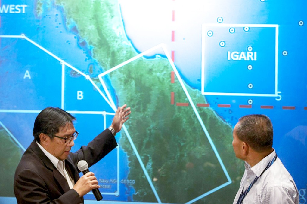 Azharuddin Abdul Rahman (left) points to a chart of the search area with Malaysian Airlines CEO Ahmad Jauhari Yahya. Photo: EPA