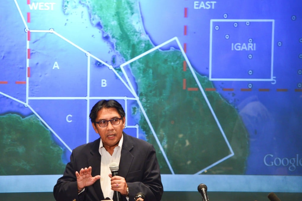 Azharuddin Abdul Rahman, director general of Malaysia's Department of Civil Aviation, explains a graphic showing the areas where the search has expanded. Photo: Xinhua