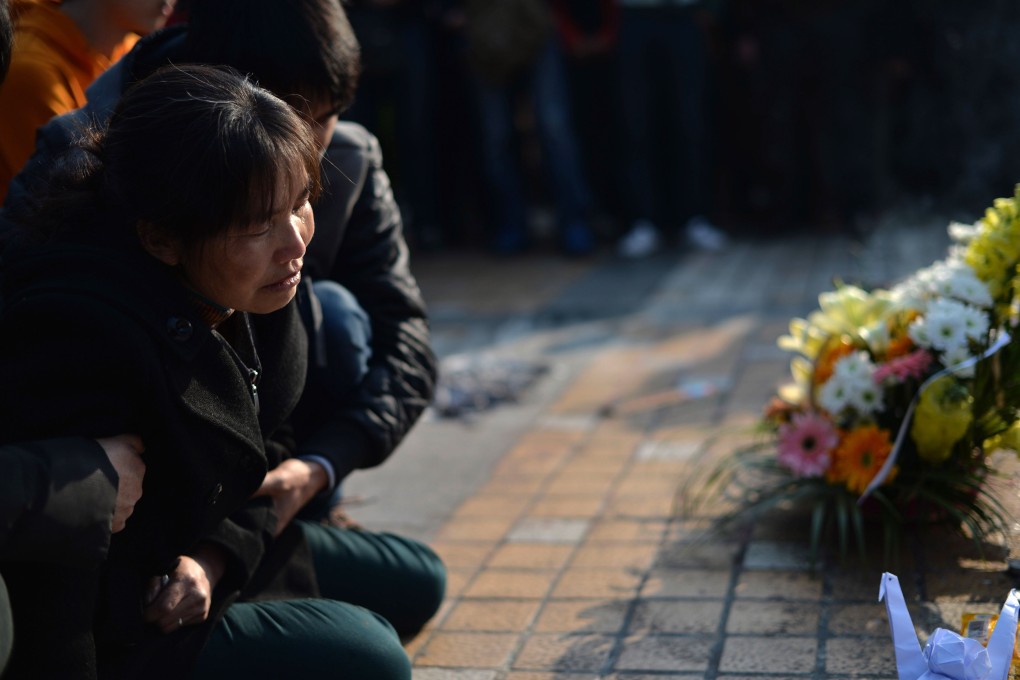 A woman cries as she mourns at the scene of the terror attack at the main train station in Kunming, southwest China's Yunnan province on March 7, 2014. Photo: AFP