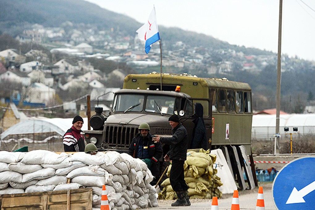 Soldiers man a checkpoint linking Simferopol, the Crimean capital, with Sevastopol. Photo: Xinhua