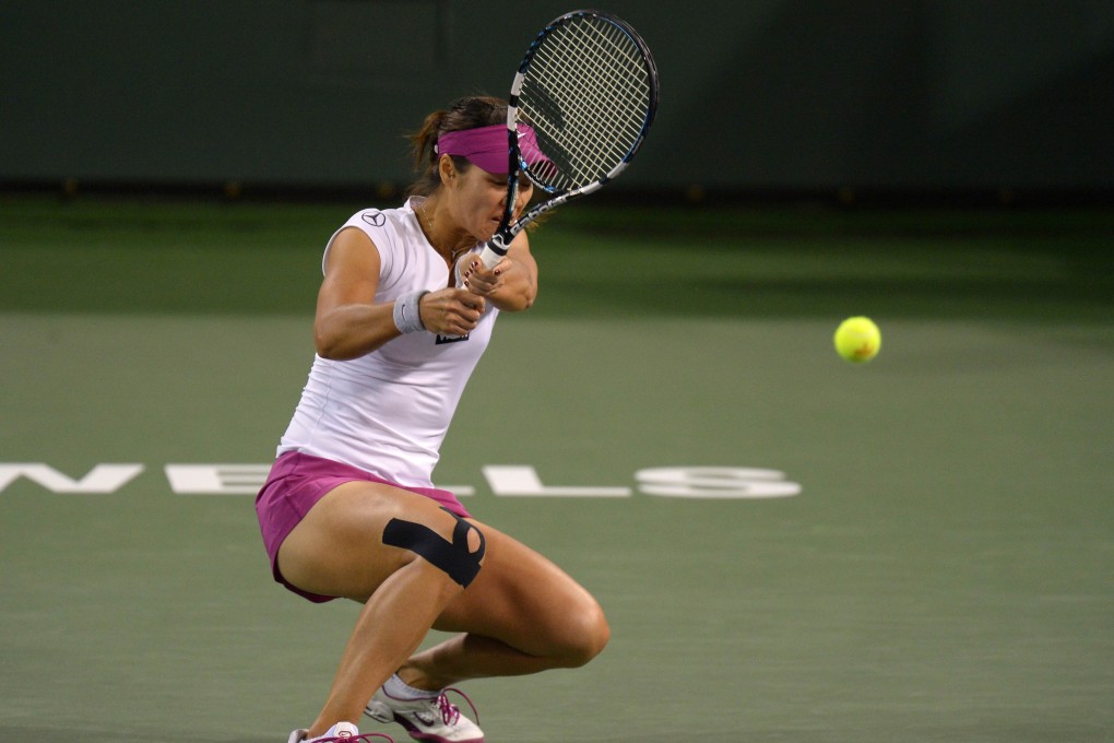 Li Na returns to Canada's Aleksandra Wozniak during their fourth-round match. Photo: AFP