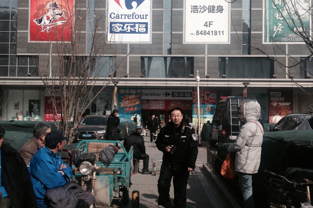 Workers and customers wait to enter the mall on Thursday. Photo: Sijia Jiang