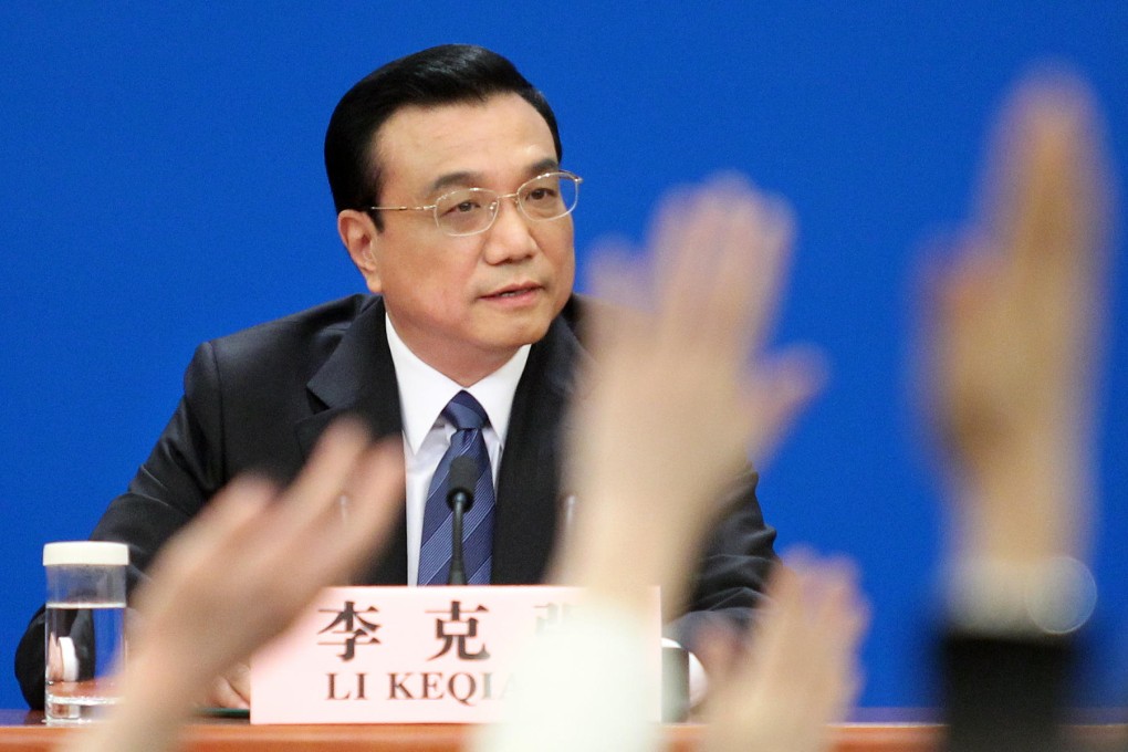 Li Keqiang speaks at the press conference.