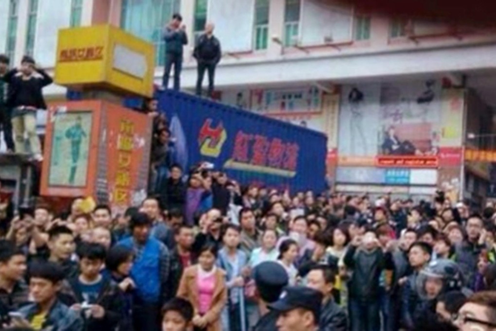 Shoppers run for cover in Guangzhou after a suspected pickpocket shouted "someone is hacking people" while being questioned by police officers. Photos: SMP