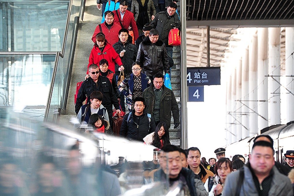 Passengers baord trains at Yinchuan station, Ningxia. Photo: Xinhua