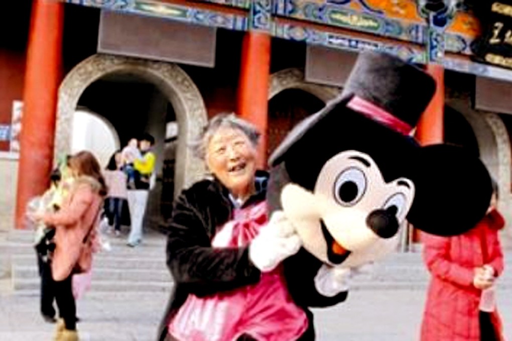 Yang Zhiqiao has to take a break every 10 minutes because her costume is so heavy. Photo: Luoyang Daily