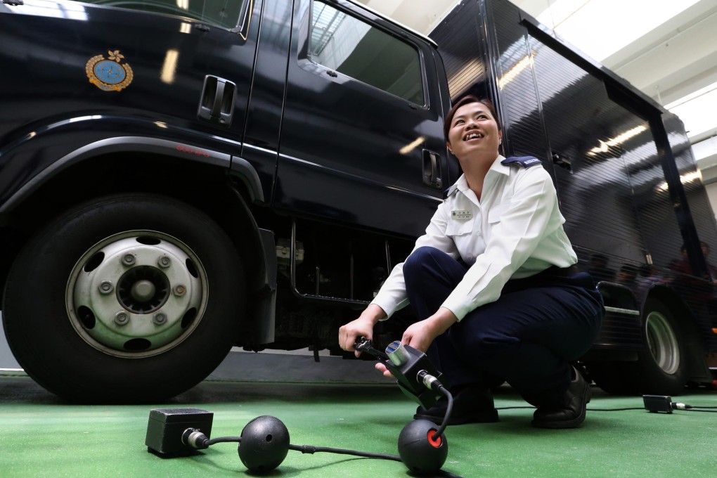 Correctional Services officer Ho Pui-man demonstrates the system for detecting prisoners hidden in vehicles. Photo: K.Y.Cheng