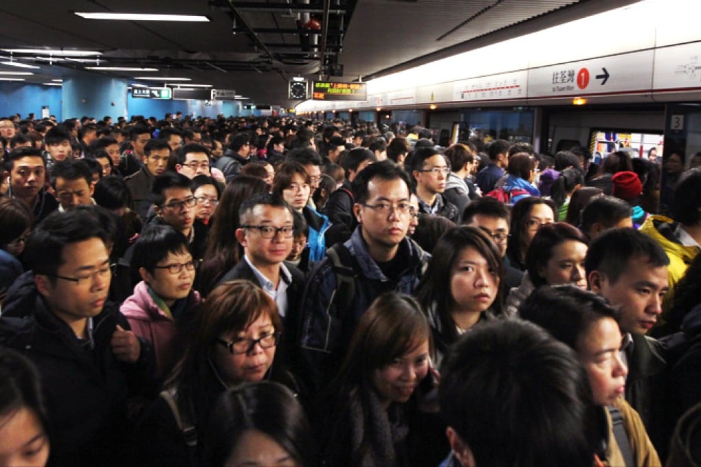 Passengers crowd on the platform at Admiralty MTR station waiting to board the train during rush hour. Photo: Nora Tam