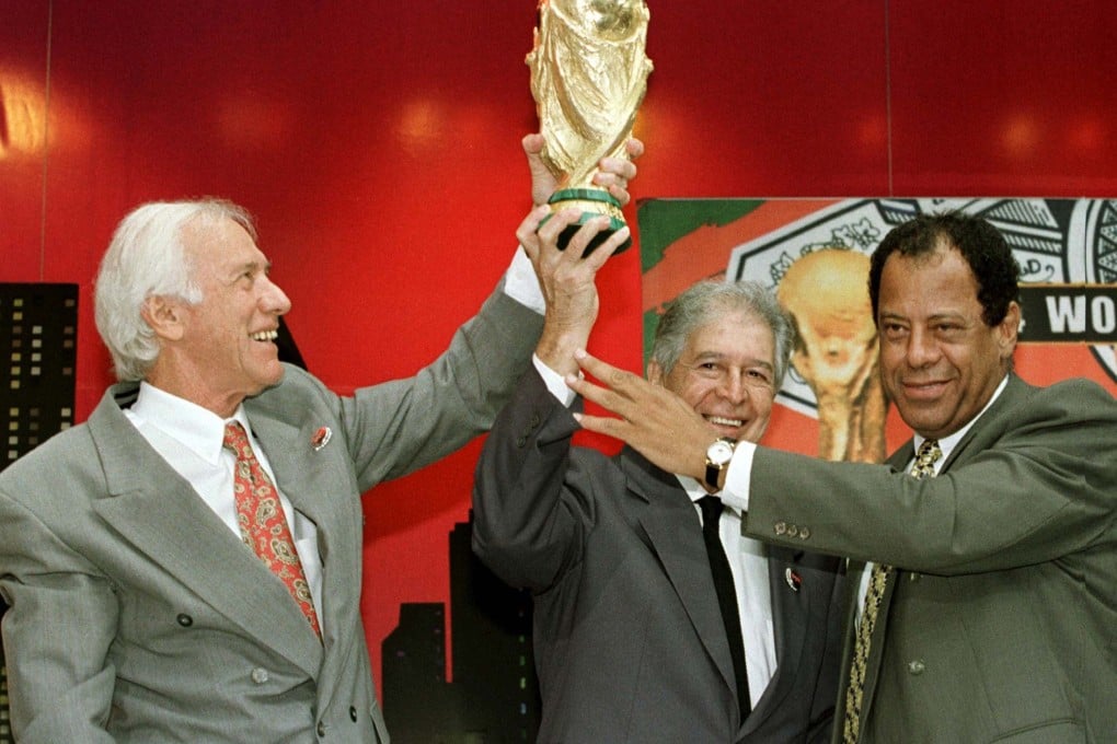 Hilderaldo Luiz Bellini (centre) repeats his iconic 1958 pose at a ceremony marking Brazil's first World Cup victory. Photo: Reuters