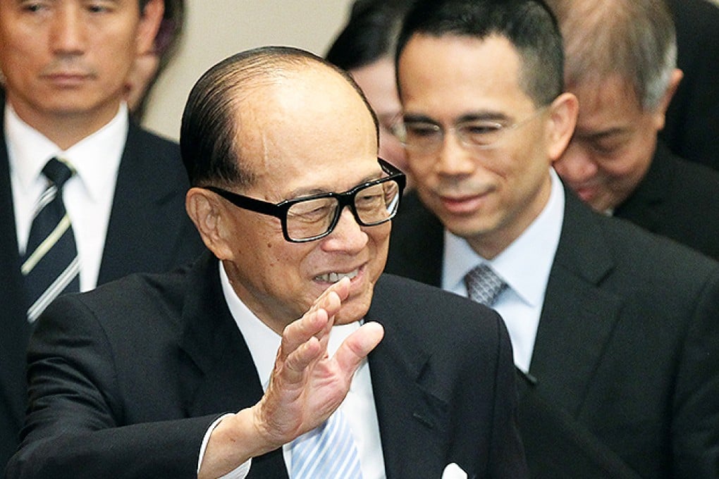 Hutchison Whampoa Chairman Li Ka-shing briefs the media on the stake sale of retailer A.S.Watson. Photo: Edward Wong