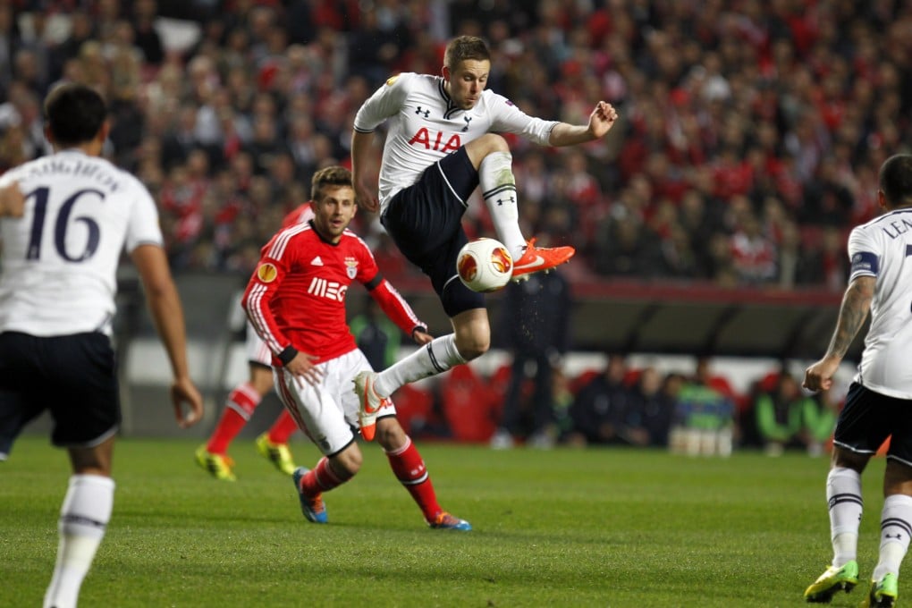 Tottenham's Gylfi Sigurdsson, centre, takes the ball down against Benfica in Lisbon. Photo: AP