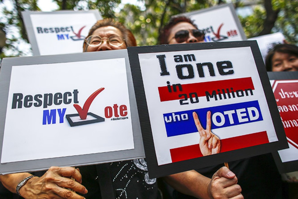 People protest against the court's ruling in central of Bangkok. Photo: Reuters